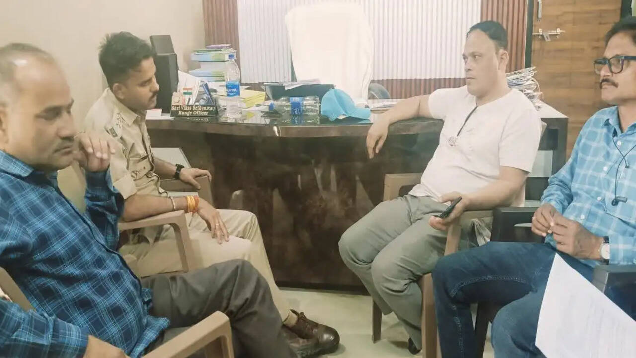 बुजुर्ग किसान से 50,000 की रिश्वत लेते रेंजर और क्लर्क गिरफ्तार, एक लाख की कर रहे थे डिमांड