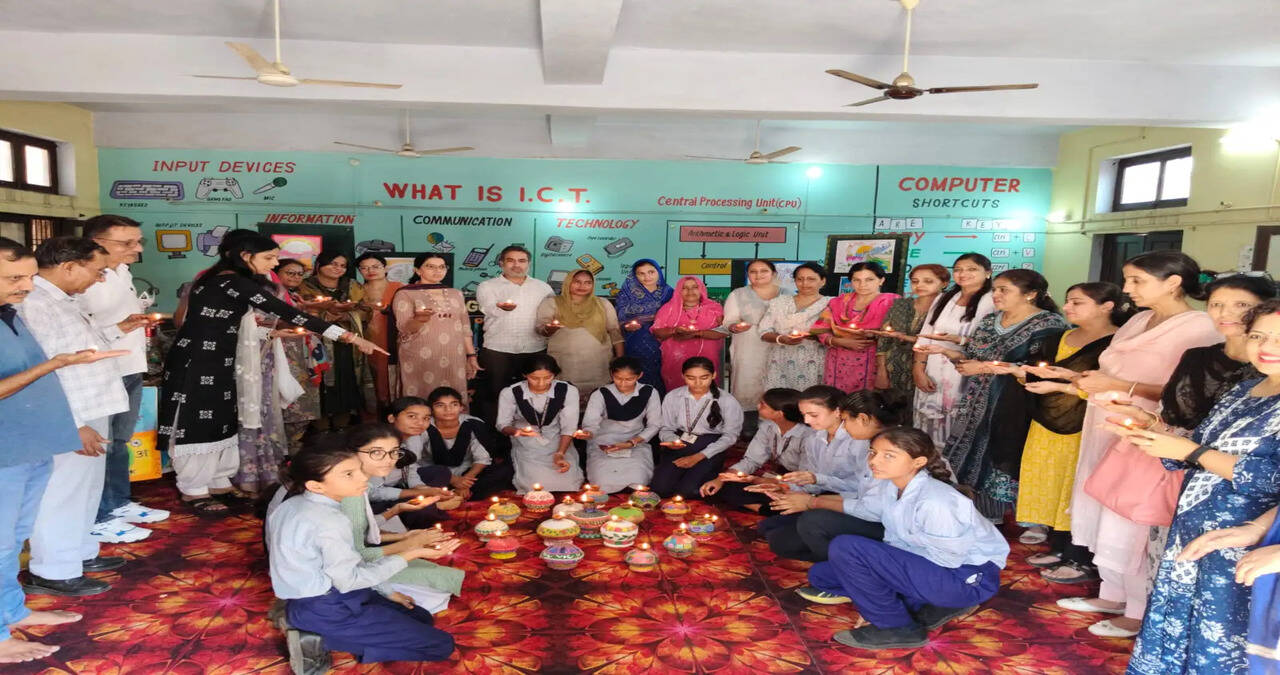 कन्या विद्यालय खरक कलां&nbsp; &lsquo;मेरे सपनों का भारत&rsquo; प्रदर्शनी एवं भाषण प्रतियोगिता आयोजित