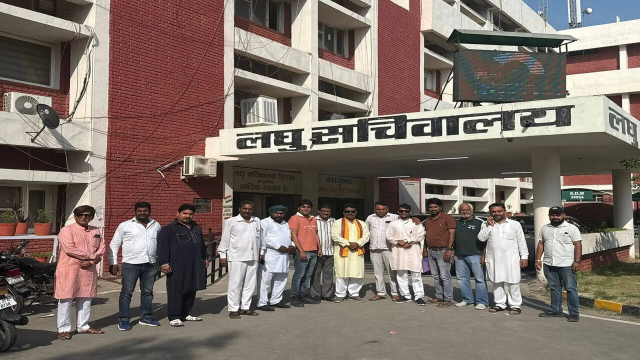 &nbsp;नगर परिषद चेयरमैन के नेतृत्व में पार्षदों ने डीसी व डीएमसी से की मुलाकात, शहर के विकास कार्यों को सुचारू रखने की मांग