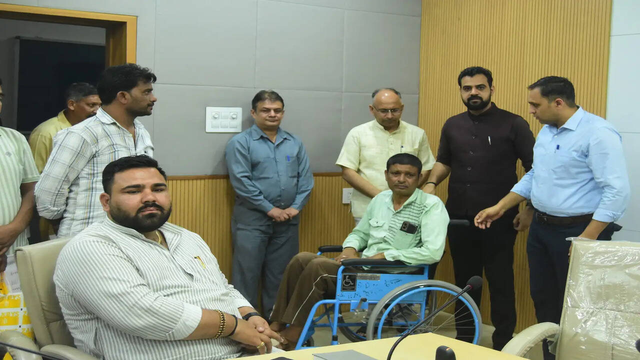 रोहतक, 13 अप्रैल : उपायुक्त सचिन गुप्ता ने अधिकारियों को निर्देश दिए कि वे समाधान शिविर में प्राप्त नागरिकों की हर शिकायत का समयबद्ध उचित निपटारा करना सुनिश्चित करें। उन्होंने कहा कि गत रविवार को भैयापुर में आग लगने से गेहूं की फसल को हुए नुकसान की भरपाई के लिए विशेष गिरदावरी करवाई जाएगी। 