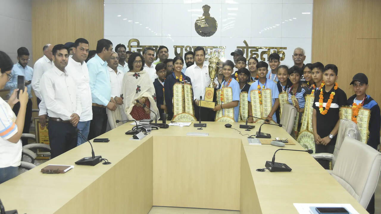 उपायुक्त ने अंडर 17 लड़कियों की क्रिकेट चैंपियनशिप ट्रॉफी जीतने वाली हरियाणा की टीम को दी बधाई