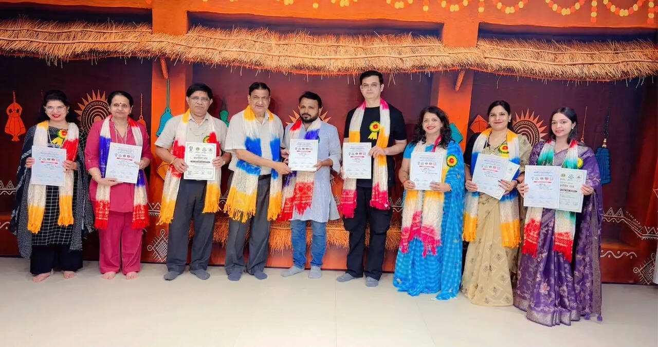 डॉ वंदना अस्पताल परिसर आयोजित हुआ में शिक्षक सम्मान समारोह