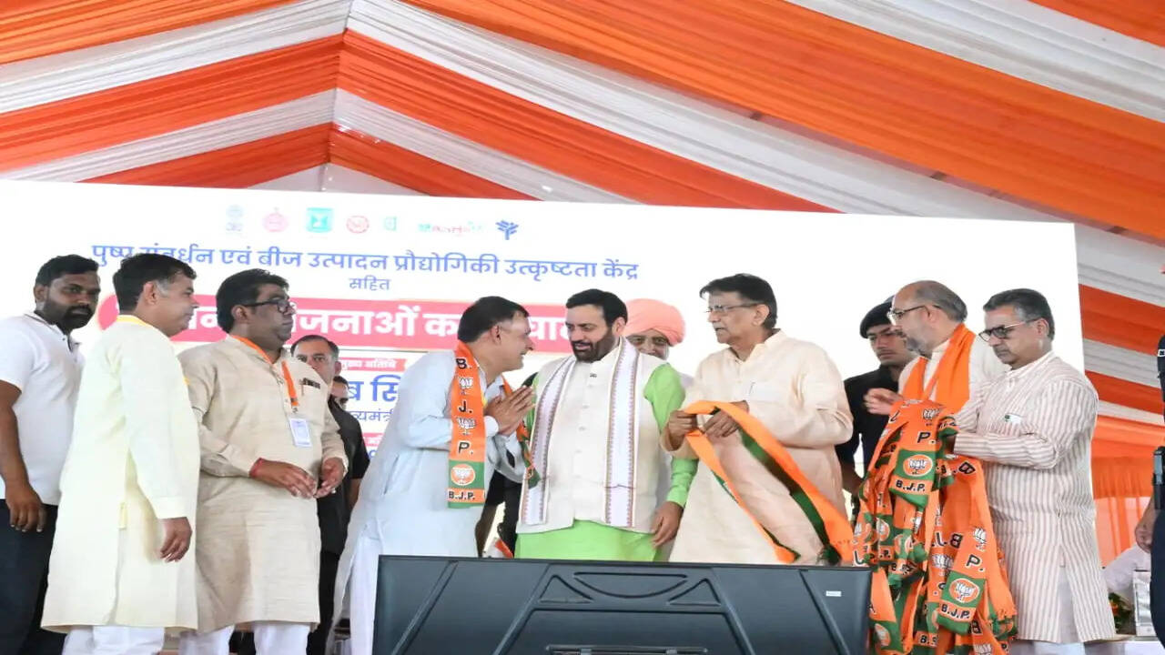 तीन दर्जन से अधिक सरपंचों सहित सैकड़ों कांग्रेस छोड़ भाजपा में शामिल