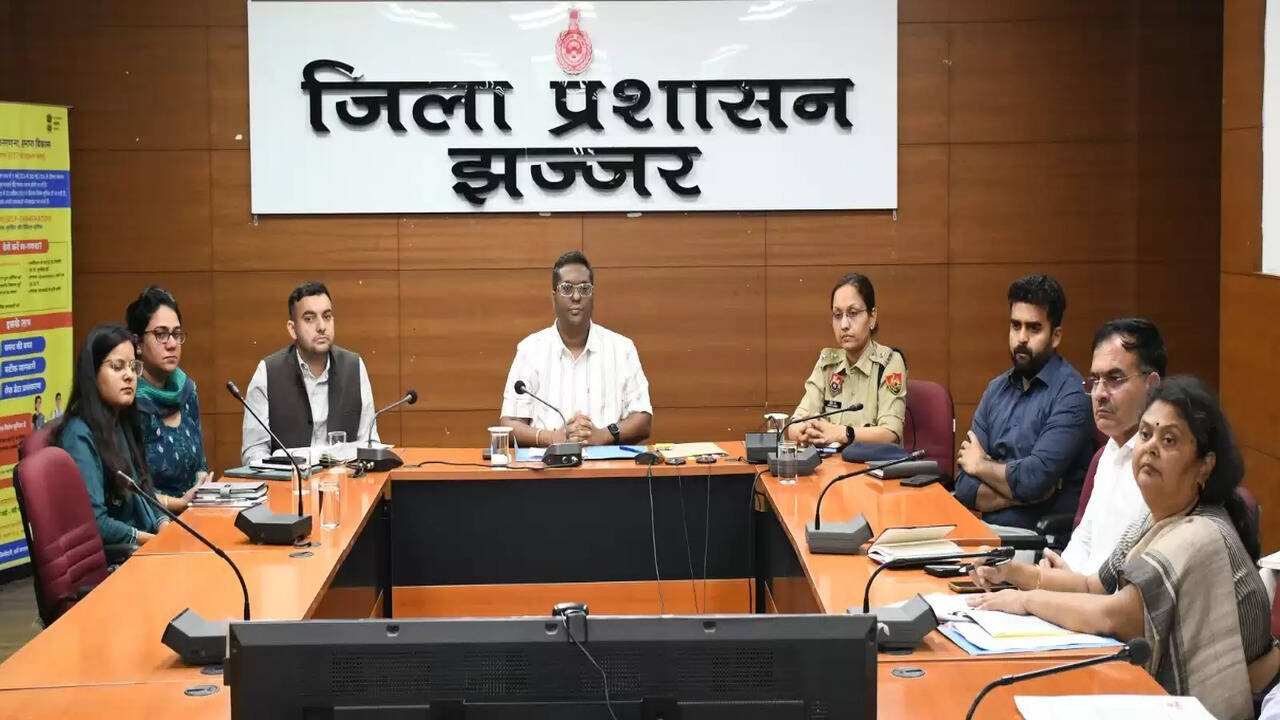 डीसी स्वप्निल रविंद्र पाटिल ने अधिकारियों की बैठक में परीक्षा की तैयारियों को लेकर जरूरी निर्देश