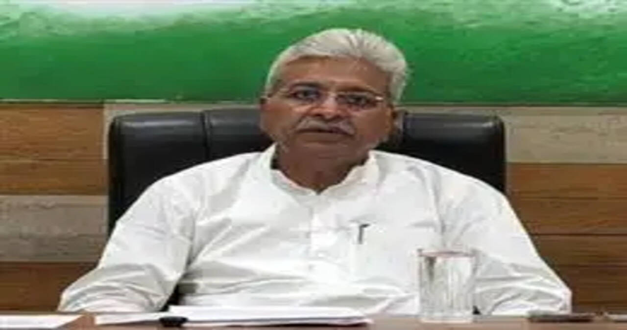 *औद्योगिक पॉलीथिन के विकल्पों पर काम करें उद्यमी, प्रदूषण कम करने में दें योगदान : राव नरबीर सिंह*     *एमएसएमई उद्यमियों की समस्याओं पर उद्योग एवं वाणिज्य मंत्री ने लघु उद्योग भारती हरियाणा के प्रतिनिधियों के साथ की चर्चा, कहा: सरकार उद्योगों को नहीं आने देगी परेशानी*     *सब्सिडी की फाइलों पर एक साथ बताएं सभी कमियां, बार-बार आपत्तियां लगाकर न करें लंबित*     *हर जिले में चार उद्यमी साथी लगाए गए, औद्योगिक प्लॉट और रिहायशी क्षेत्रों में चल रहे उद्योगों के सर्वे का मुद्दा भी उठा*     चंडीगढ़, 13 अक्तूबर- हरियाणा में औद्योगिक विकास को गति देने के साथ पर्यावरण संरक्षण और उद्यमियों की समस्याओं का समाधान सरकार की प्राथमिकताओं में शामिल है। उद्योग एवं वाणिज्य मंत्री श्री राव नरबीर सिंह ने उद्योग जगत से औद्योगिक प्रदूषण को कम करने और ऐसी इंडस्ट्रियल पॉलीथिन के विकल्पों पर काम करने का आह्वान किया, जो आसानी से नष्ट नहीं होती और प्रदूषण बढ़ाती है। उन्होंने कहा कि उद्योगों की जरूरतों को ध्यान में रखते हुए पर्यावरण के अनुकूल विकल्पों की दिशा में आगे बढ़ना  आज समय की मांग है।     श्री राव नरबीर सिंह मंगलवार को चंडीगढ़ स्थित अपने निवास पर एमएसएमई क्षेत्र से जुड़े लघु भारती उद्यमियों के साथ बैठक कर रहे थे। बैठक में उद्यमियों ने औद्योगिक प्रदूषण, औद्योगिक प्लॉट से जुड़े विषयों और रिहायशी क्षेत्रों में चल रहे उद्योगों के सर्वे सहित विभिन्न मुद्दे उठाए तथा अपनी समस्याओं से मंत्री को अवगत करवाया। मंत्री ने उद्यमियों को आश्वस्त किया कि प्रदेश सरकार उनकी समस्याओं के समाधान के लिए तत्पर है और उन्हें अनावश्यक परेशानी नहीं आने दी जाएगी। बैठक में रोहतक, सोनीपत, हिसार, भिवानी, यमुनानगर सहित कई जिलों से लघु उद्योग भारती संगठन से जुड़े प्रतिनिधि पहुंचे थे।     *उद्यमियों की समस्याओं के समाधान के लिए हर जिले में चार उद्यमी साथी*     उद्योग एवं वाणिज्य मंत्री ने कहा कि हरियाणा में एमएसएमई क्षेत्र को प्रोत्साहित करने और उद्यमियों को सरकारी योजनाओं का लाभ लेने में सुविधा देने के लिए प्रत्येक जिले में चार-चार उद्यमी साथी लगाए गए हैं। इसका उद्देश्य उद्यमियों को विभागीय प्रक्रियाओं, योजनाओं और अन्य आवश्यकताओं के संबंध में मार्गदर्शन उपलब्ध करवाना तथा सिंगल विंडो के माध्यम से उनकी समस्याओं के समाधान में मदद करना है।     उन्होंने कहा कि प्रदेश में उद्योगों के विस्तार और नए निवेश को प्रोत्साहित करने के लिए उद्यमियों को सहयोगपूर्ण माहौल उपलब्ध करवाना आवश्यक है। उद्यमियों की समस्याओं को सुनकर उनका उचित समाधान करना इसी दिशा में महत्वपूर्ण कदम है।     *सब्सिडी की फाइलों पर बार-बार आपत्तियां लगाने से बचें अधिकारी*     श्री राव नरबीर सिंह ने कहा कि सब्सिडी या अन्य सरकारी सहायता के लिए आने वाली फाइलों पर अधिकारी बिना वजह आपत्तियां न लगाएं। यदि किसी फाइल में कोई कमी है, तो संबंधित अधिकारी एक ही बार में सभी कमियों और आपत्तियों की जानकारी दें, ताकि उद्यमी उनका समाधान करके फाइल को आगे बढ़ा सकें। बार-बार नई आपत्तियां लगने से अनावश्यक देरी होती है और उद्यमियों को परेशानी का सामना करना पड़ता है।     उन्होंने स्पष्ट किया कि सरकारी योजनाओं का लाभ लेने की प्रक्रिया अनावश्यक रूप से जटिल नहीं होनी चाहिए। अधिकारियों को यह सुनिश्चित करना चाहिए कि पात्र उद्यमियों के मामलों का नियमानुसार और समयबद्ध निपटारा हो तथा किसी भी स्तर पर बिना उचित कारण फाइल लंबित न रखी जाए।     बैठक में उद्यमियों द्वारा औद्योगिक प्लॉट, रिहायशी क्षेत्रों में संचालित उद्योगों के सर्वे और प्रदूषण से जुड़े विषय भी रखे गए। इन मुद्दों पर उद्यमियों ने अपनी समस्याओं और चिंताओं से मंत्री को अवगत करवाया। बैठक का उद्देश्य उद्योगों से जुड़े विषयों पर संवाद के माध्यम से समाधान की दिशा में आगे बढ़ना रहा।     इस अवसर पर एमएसएमई के अतिरिक्त निदेशक भारत भूषण गोगिया ने नई एमएसएमई एवं निर्यात प्रोत्साहन नीति 2026 के बारे विस्तार से जानकारी दी। लघु भारती उद्योग के पदाधिकारियों ने राव नरबीर सिंह को उद्योग टाइम्स पुस्तिका भी भेंट की।