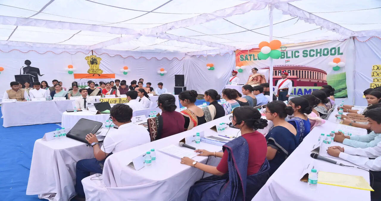 सतलुज पब्लिक स्कूल में युवा संसद एवं हरियाणा दिवस का भव्य आयोजन