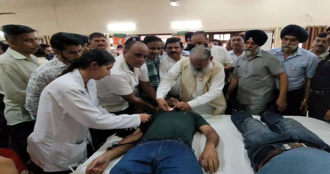 &nbsp;&rdquo;अम्बाला छावनी में 'सेवा संकल्प अभियान': मेगा रक्तदान शिविर में 233 ने किया रक्तदान, मंत्री अनिल विज बोले&ndash; "यहां रक्त देने वाले लाइनें लगाकर तैयार&rdquo;