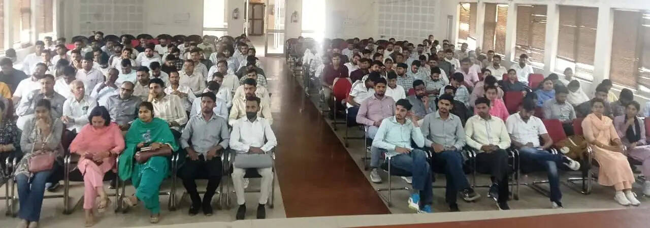 स्व-गणना अभियान को सफल बनाने के लिए ग्राम सचिवों व होमगार्ड के जवानों को दिया प्रशिक्षण