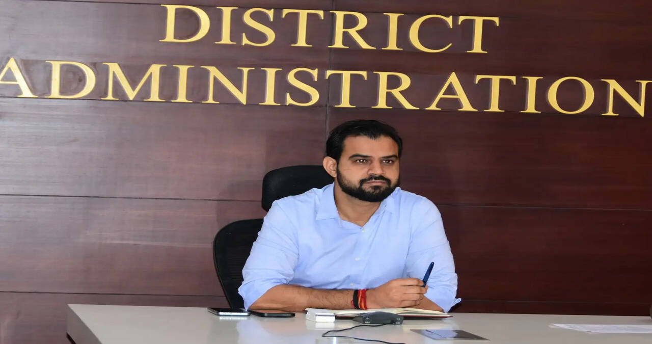 अधिकारियों को मुख्यालय पर उपलब्ध रहने तथा जलभराव वाले क्षेत्रों में तत्काल कार्रवाई के निर्देश