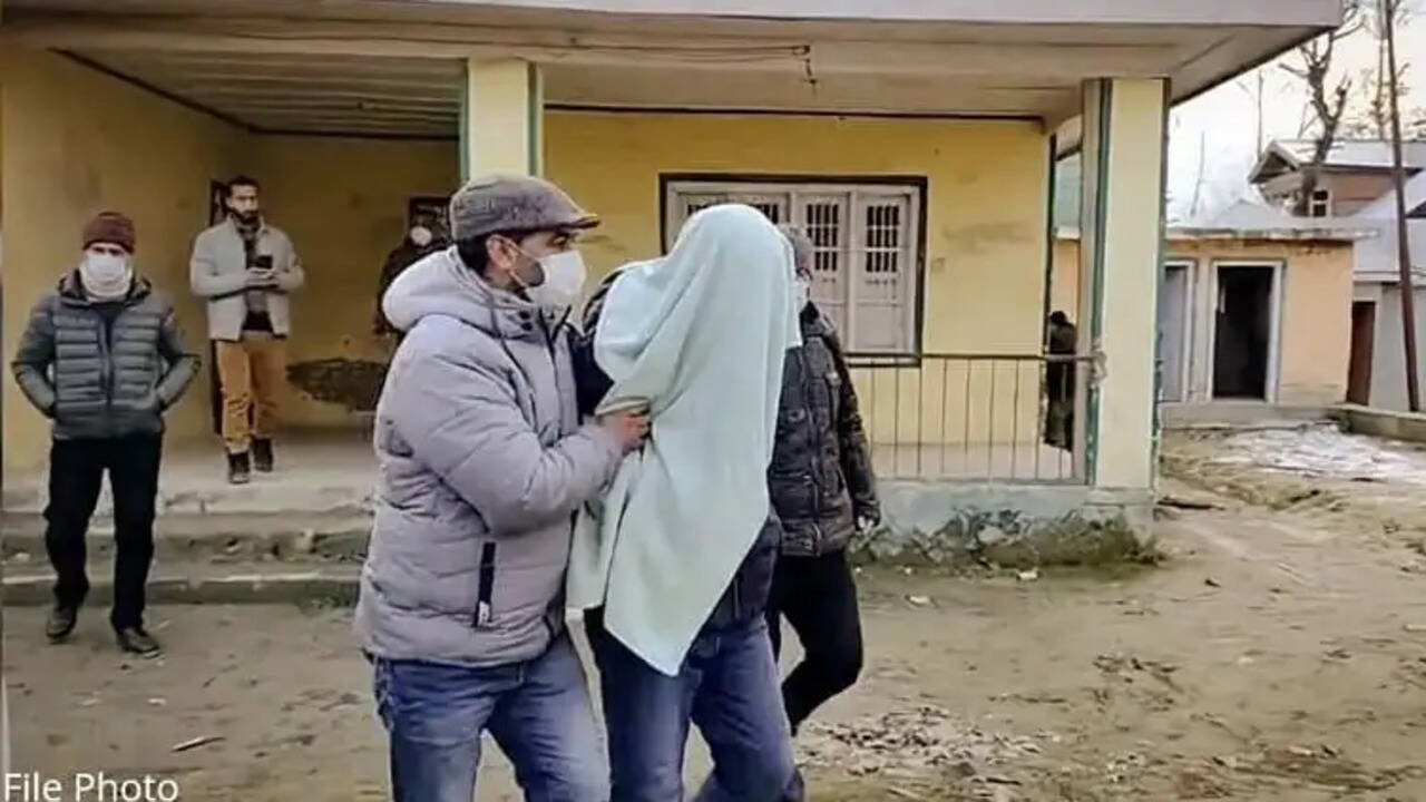 Jammu and Kashmir : नायब तहसीलदार को 22 हजार की रिश्वत लेते रंगे हाथों किया गिरफ्तार, एसीबी की टीम ने की कार्रवाई