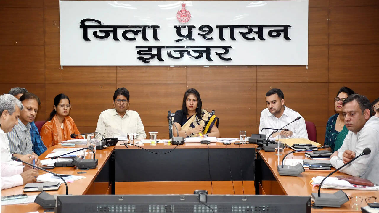 &nbsp;डीसी वर्षा खांगवाल ने अधिकारियों के साथ &nbsp;बाढ़ नियंत्रण प्रबंधन से जुड़ी तैयारियों की समीक्षा