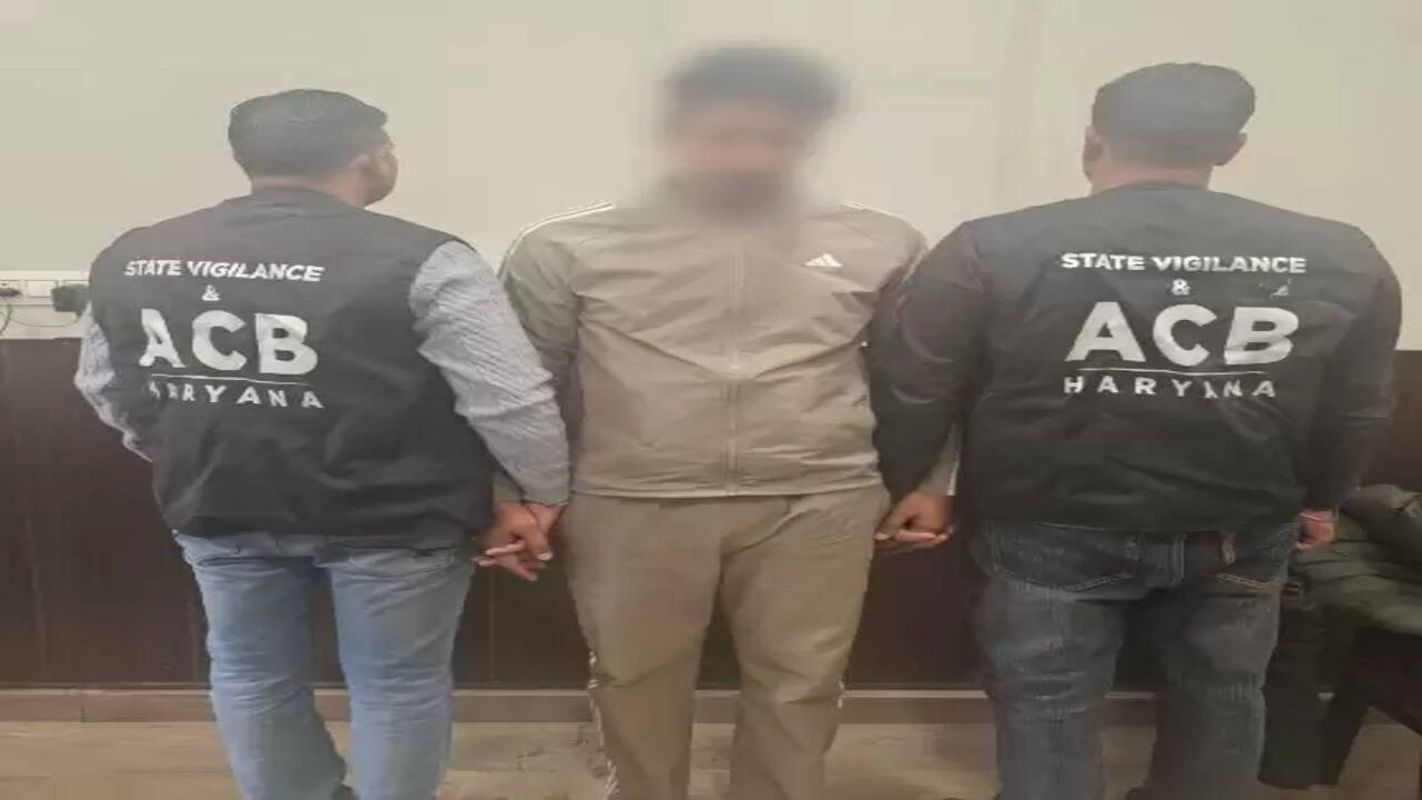हरियाणा पुलिस का सब इंस्पेक्टर रिश्वत लेते गिरफ्तार