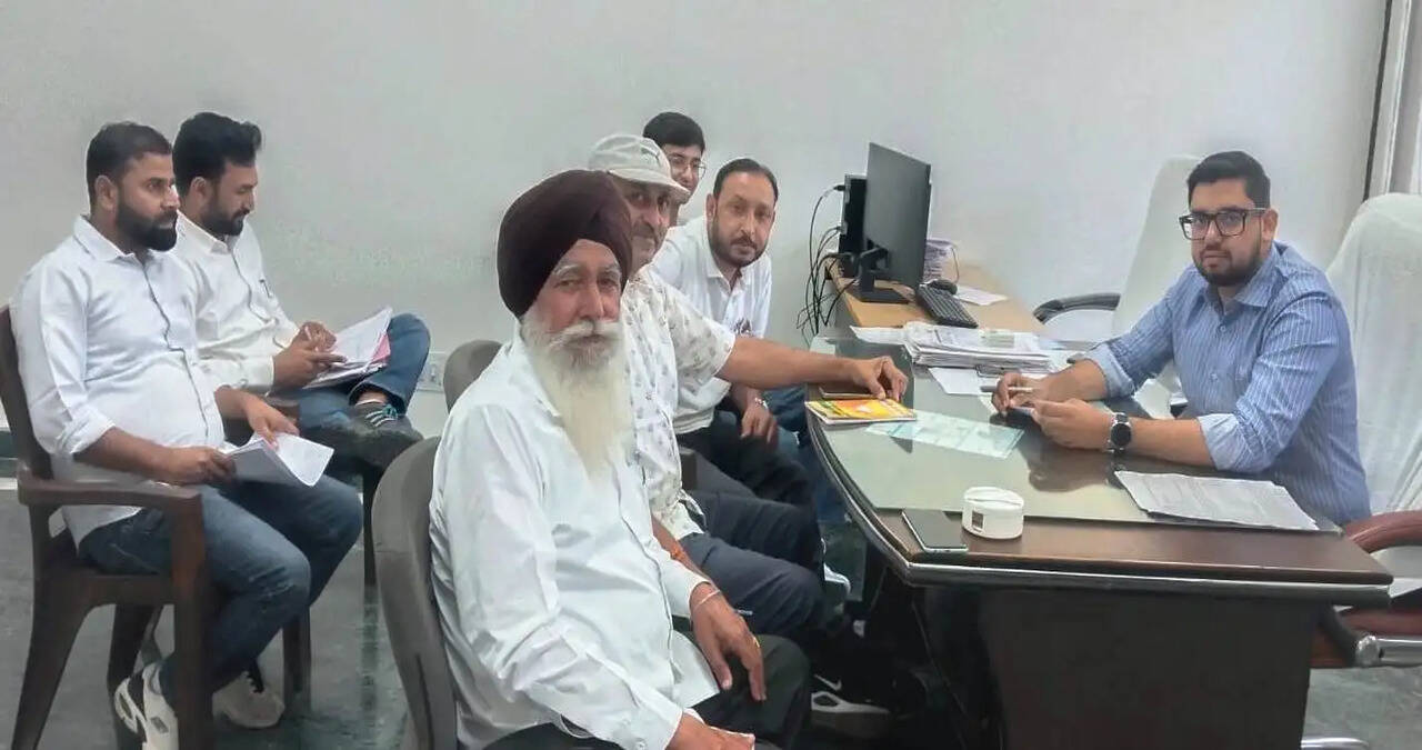 मतदाता सूची के विशेष गहन पुनरीक्षण को लेकर राजनीतिक दलों के प्रतिनिधियों के साथ बैठक हुई