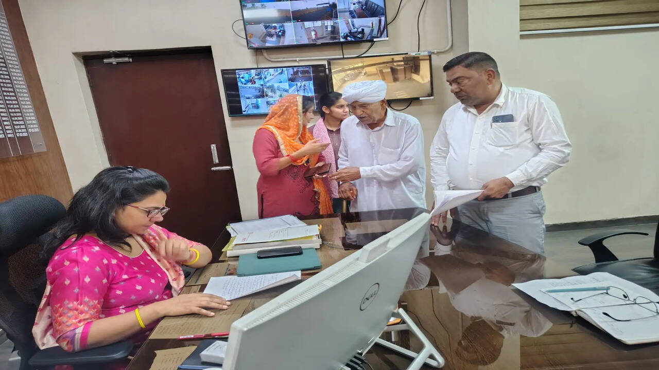 जनसमस्याओं का त्वरित समाधान करें अधिकारी : एसडीएम