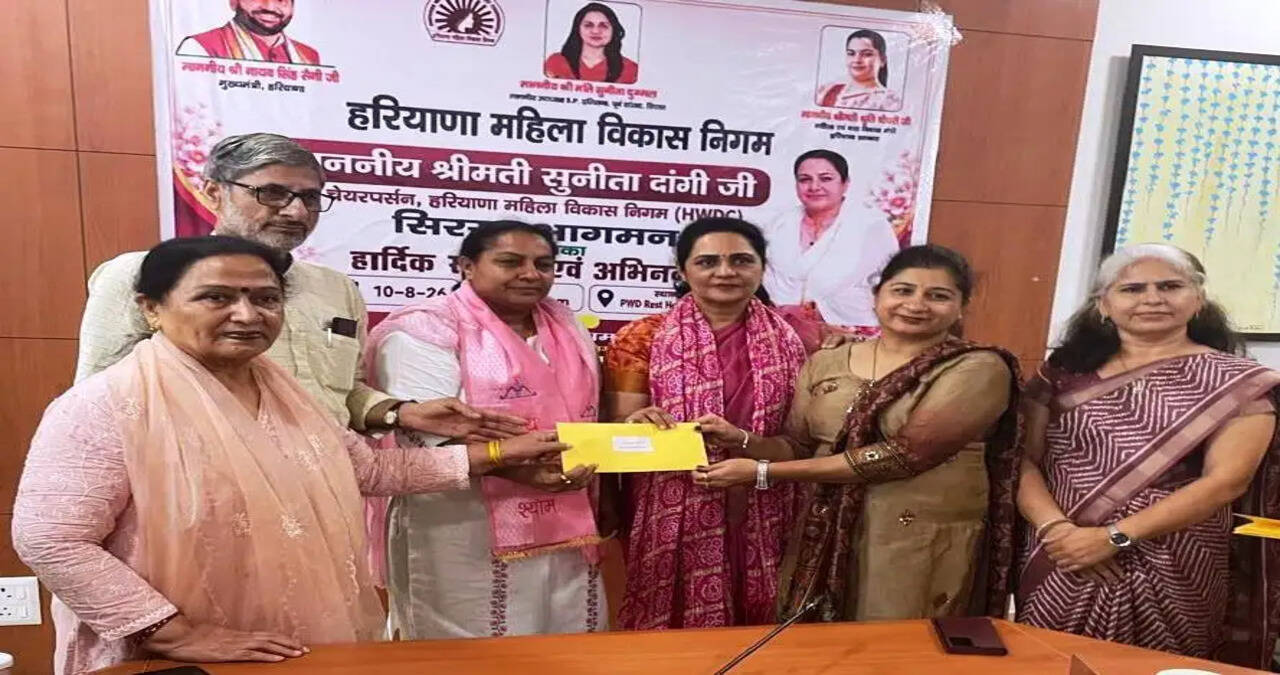 हरियाणा महिला विकास निगम की चेयरमैन सुनीता डांगी ने महिलाओं को 3 लाख रुपये से अधिक की अनुदान राशि के चेक किए वितरित