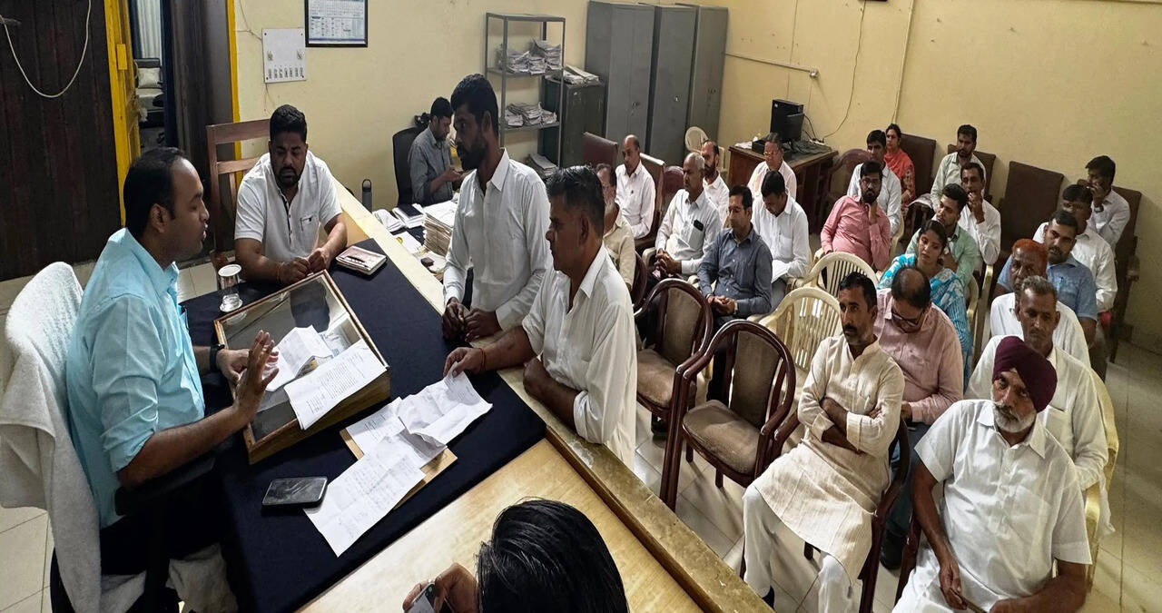 &nbsp;समाधान शिविर में अतिरिक्त उपायुक्त अर्पित संगल ने सुनी आमजन की समस्याएं
