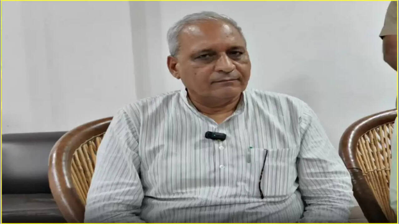 लोक निर्माण मंत्री रणबीर गंगवा ने हिसार खानक रोड की विशेष मरम्मत करवाए जाने के दिए निर्देश