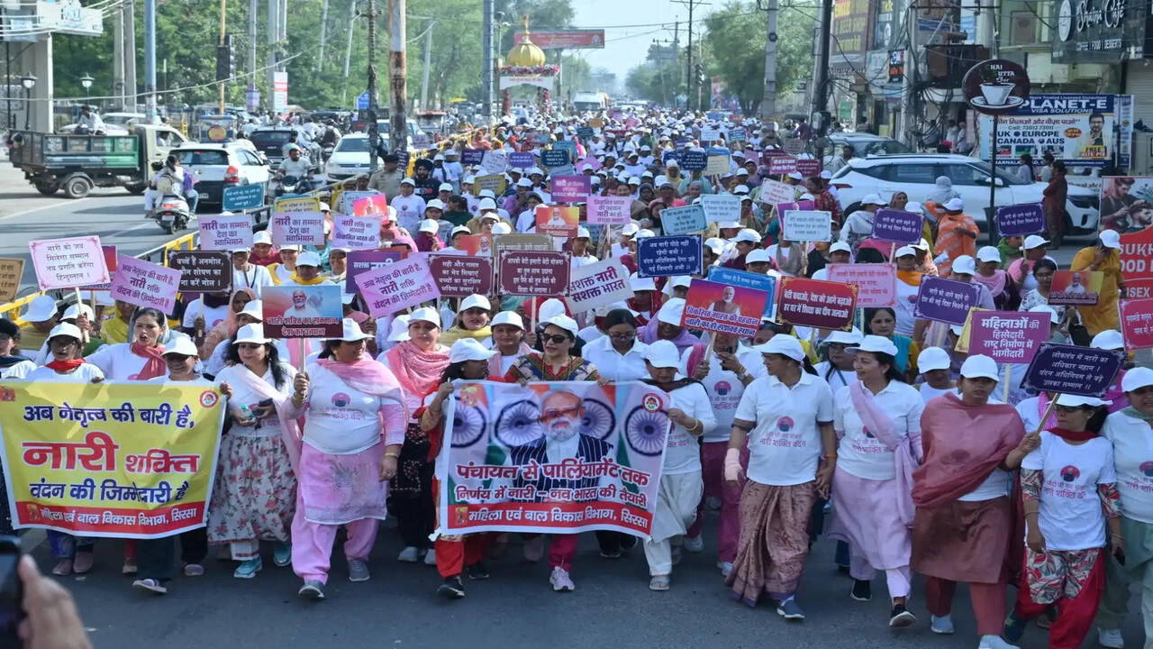 महिला एवं बाल विकास विभाग के तत्वावधान में नारी शक्ति वंदन पदयात्रा का आयोजन, पूर्व सांसद सुनीता दुग्गल ने दिखाई झंडी