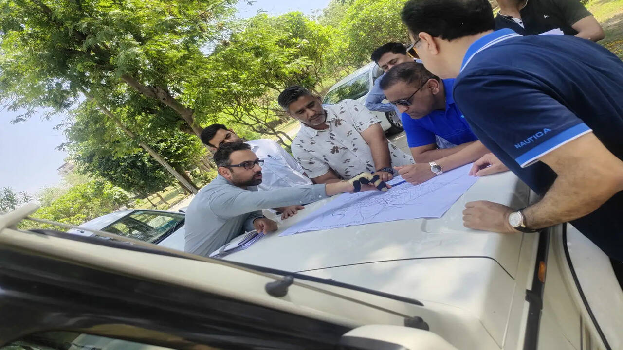 हरियाणा राज्य प्रदूषण नियंत्रण बोर्ड के सदस्य सचिव योगेश कुमार ने गुरुग्राम में ड्रेन व वेस्ट साइट्स का किया निरीक्षण