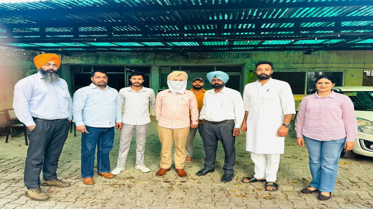 Punjab News: पुलिस चौकी इंचार्ज 15000 की रिश्वत लेते गिरफ्तार, एसीबी की टीम ने की कार्रवाई