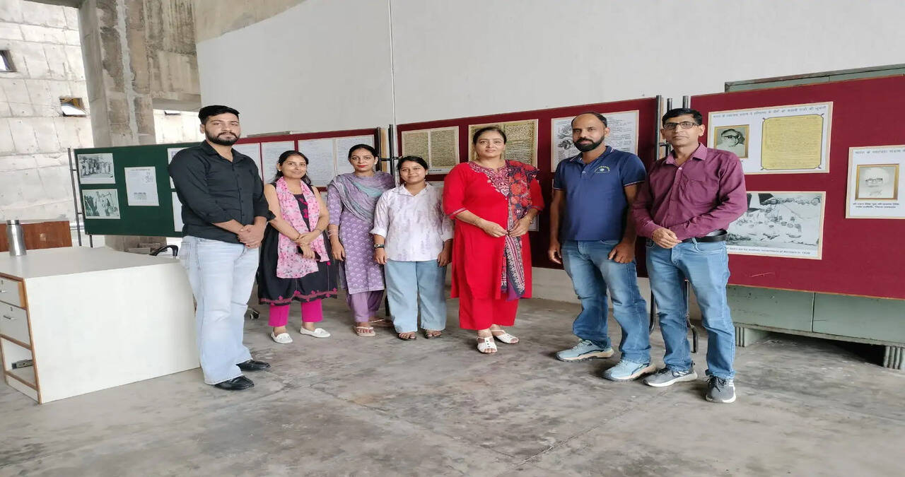 Haryana News:&nbsp;ऐतिहासिक एवं दुर्लभ अभिलेखों की प्रदर्शनी में दिखी स्वतंत्रता संग्राम की गौरवगाथा