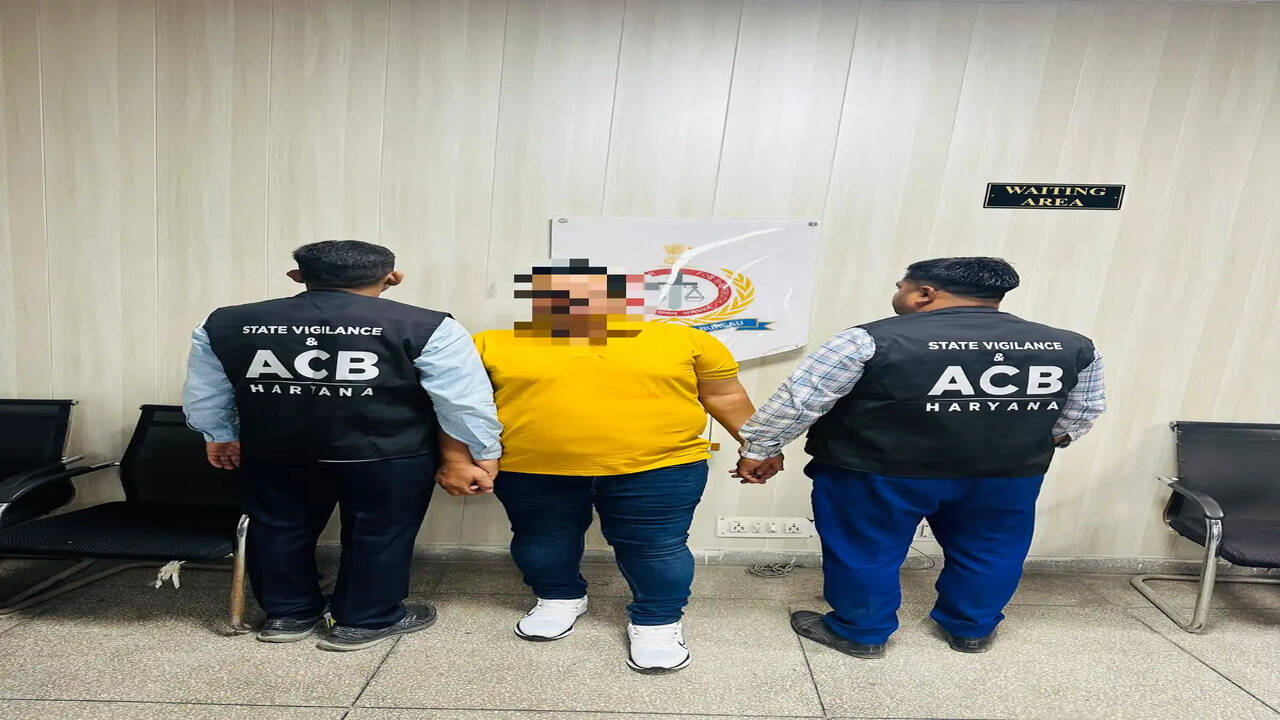 &nbsp;रिश्वतखोरी पर SV&ACB की बड़ी कार्रवाई: तहसील कार्यालय सोनीपत का क्लर्क 30 हजार रुपये रिश्वत लेते रंगे हाथ गिरफ्तार*