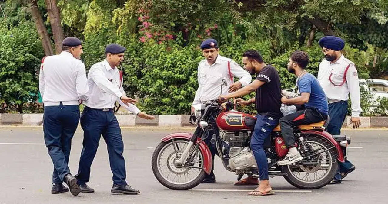&nbsp;ट्रैफिक चालानों के निपटारे के लिए हेल्प डेस्क स्थापित