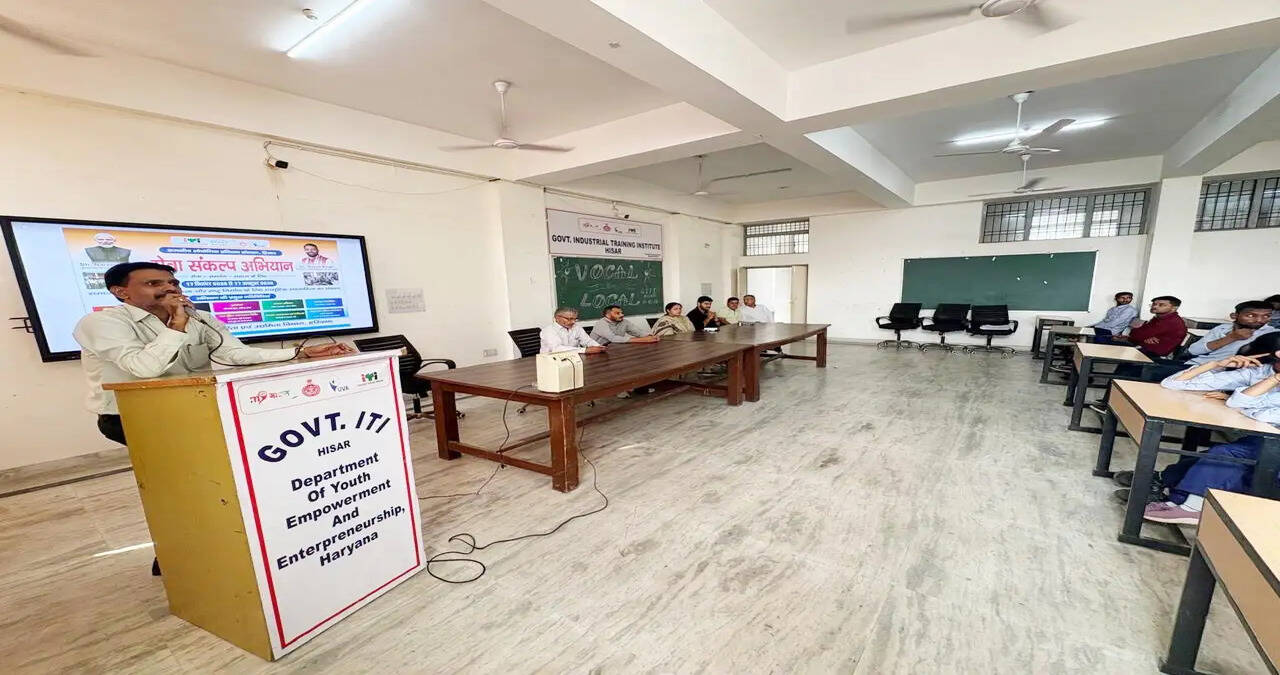 &nbsp;आईटीआई में विद्यार्थियों को स्वदेशी उत्पाद अपनाने के लिए किया प्रेरित