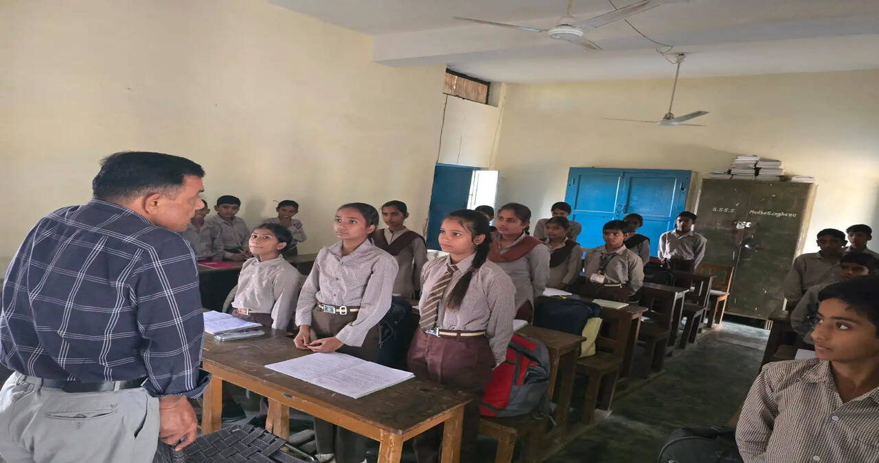 &nbsp;एसडीएम राजेंद्र कुमार ने पीएम-श्री राजकीय वरिष्ठ माध्यमिक विद्यालय माधोसिंघाना का किया निरीक्षण