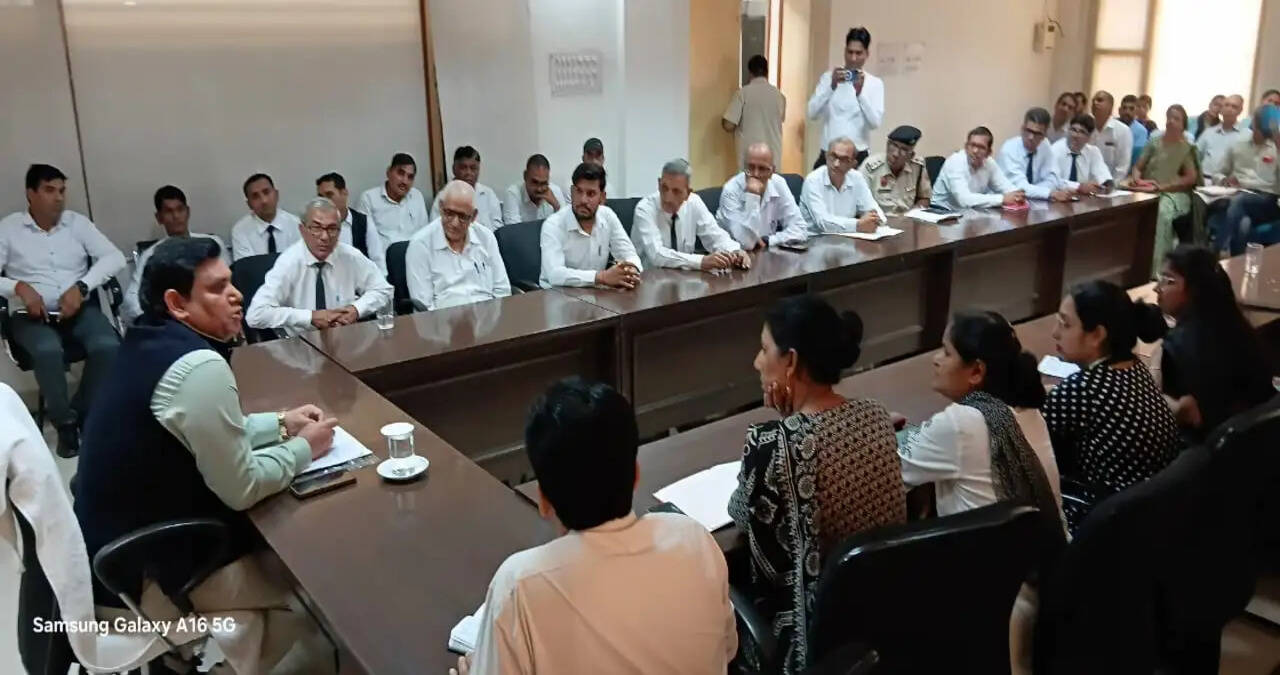 नालसा की योजनाओं को जन-जन तक पहुंचाएं अधिवक्ता व अधिकार मित्र: सीजेएम पवन कुमार