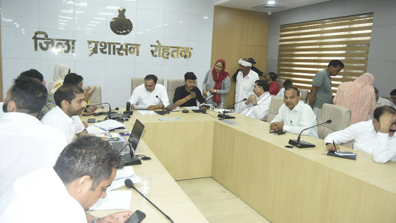अधिकारी समाधान शिविरों की शिकायतों का समयबद्ध करें उचित निपटारा- उपायुक्त सचिन गुप्ता