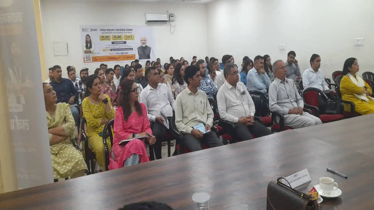 गुरुग्राम :&nbsp;कौशल विकास एवं औद्योगिक प्रशिक्षण विभाग, हरियाणा के अंतर्गत राजकीय औद्योगिक प्रशिक्षण संस्थान (आईटीआई), गुरुग्राम में बुधवार को प्रधानमंत्री इंटर्नशिप योजना विषय पर एक दिवसीय जागरूकता कार्यशाला का आयोजन किया गया। 