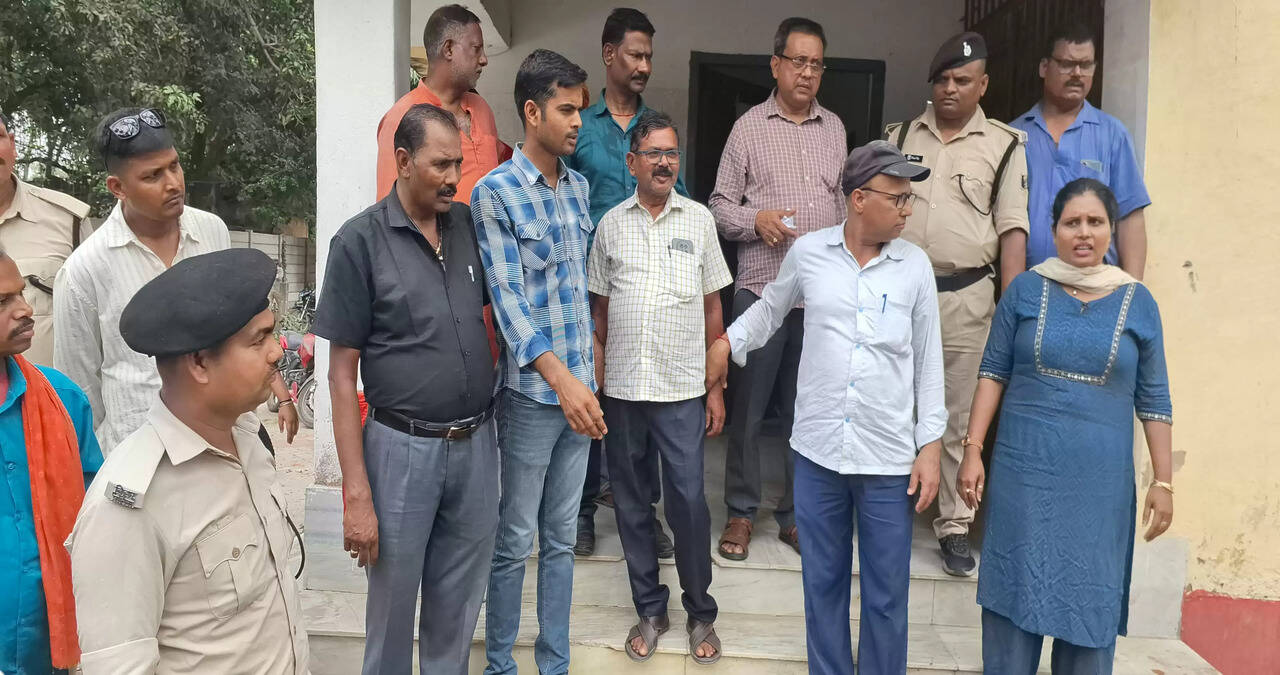 Bribe Case Arrest: 40 हजार की रिश्वत लेते रेवेन्यू अफसर और महिला सहयोगी गिरफ्तार, स्टे रिपोर्ट की एवज में मांगी थी रिश्वत