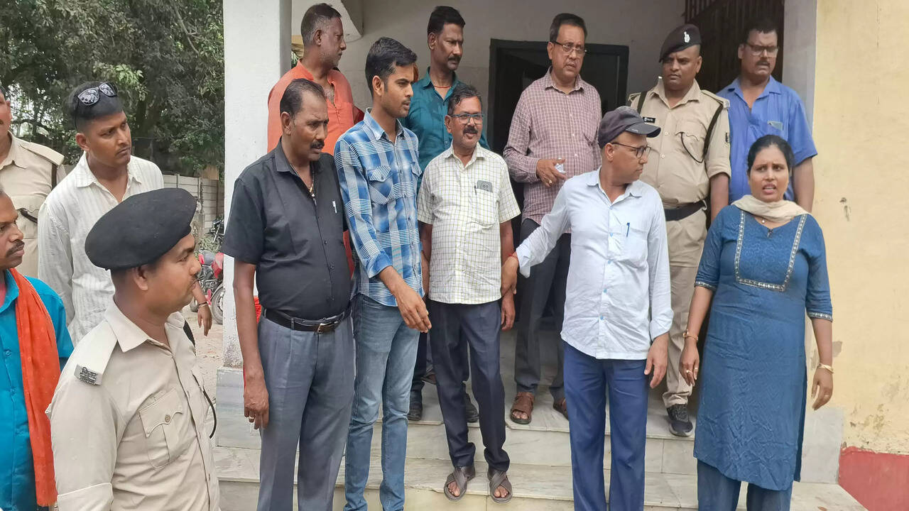 Bribe Case Arrest: 40 हजार की रिश्वत लेते रेवेन्यू अफसर और महिला सहयोगी गिरफ्तार, स्टे रिपोर्ट की एवज में मांगी थी रिश्वत