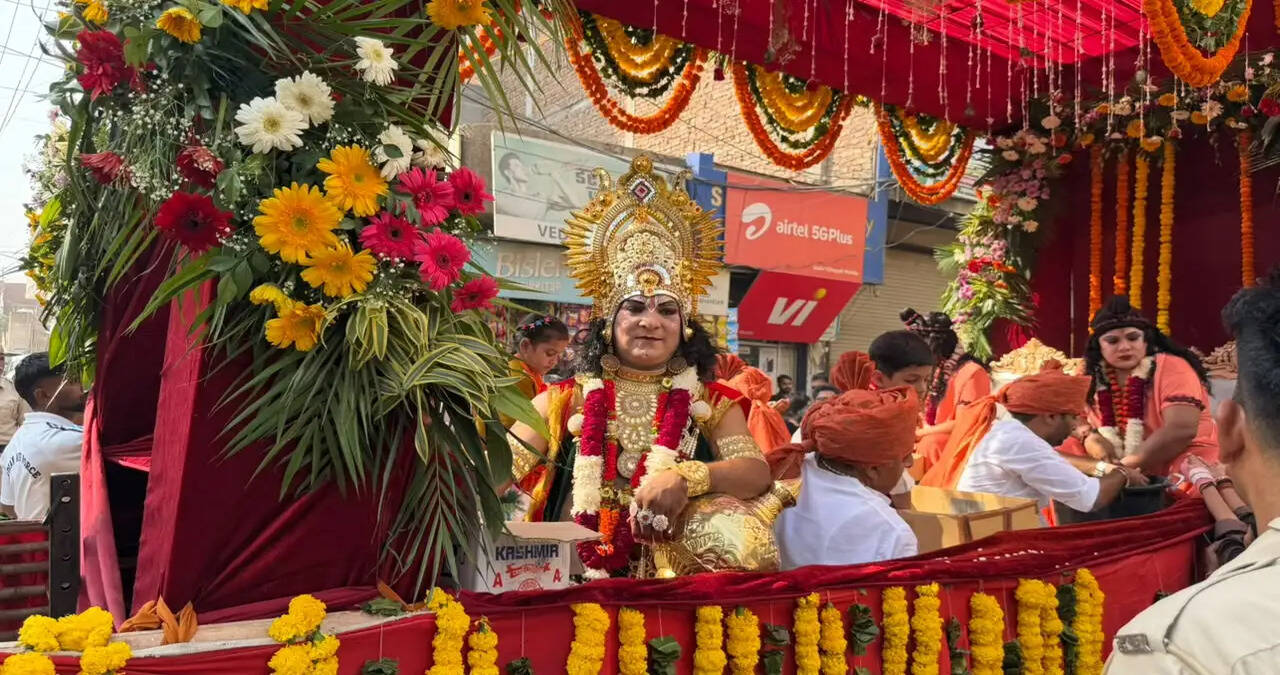 श्री विष्णु क्लब ने रावण दहन से पहले शहर में निकाली भव्य शोभा यात्रा, विधायक गोकुल सेतिया व हरियाणा गद्दीपति संजू महंत ने ध्वज दिखाकर किया रवाना, जगह-जगह हुआ भव्य स्वागत