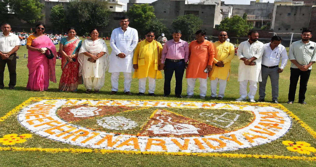 सेवा संकल्प अभियान के तहत गुरुवार को केएम पब्लिक स्कूल के विद्यार्थियों ने स्वयं में रंग भर अद्भुत जीवंत रंगोली बनाई। 