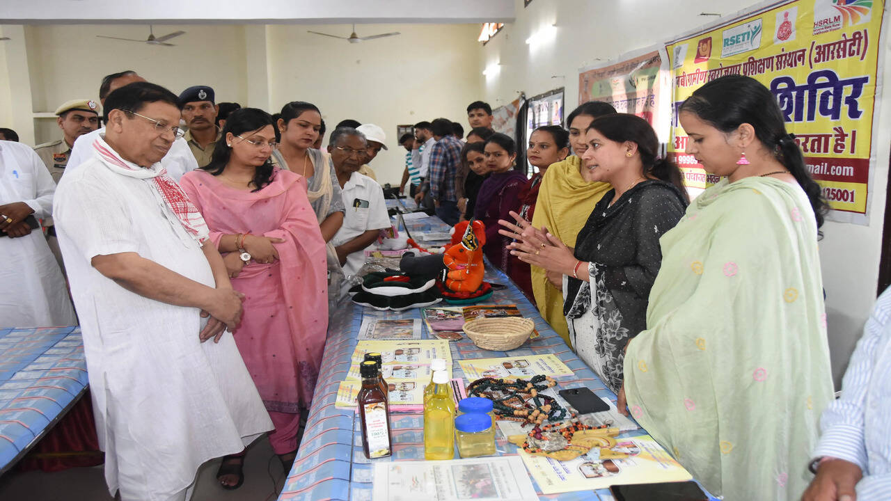 &nbsp;जनकल्याण शिविरों में नागरिकों को एक ही स्थान पर मिल रही सरकारी सेवाएं : पूर्व कैबिनेट मंत्री डॉ. कमल गुप्ता