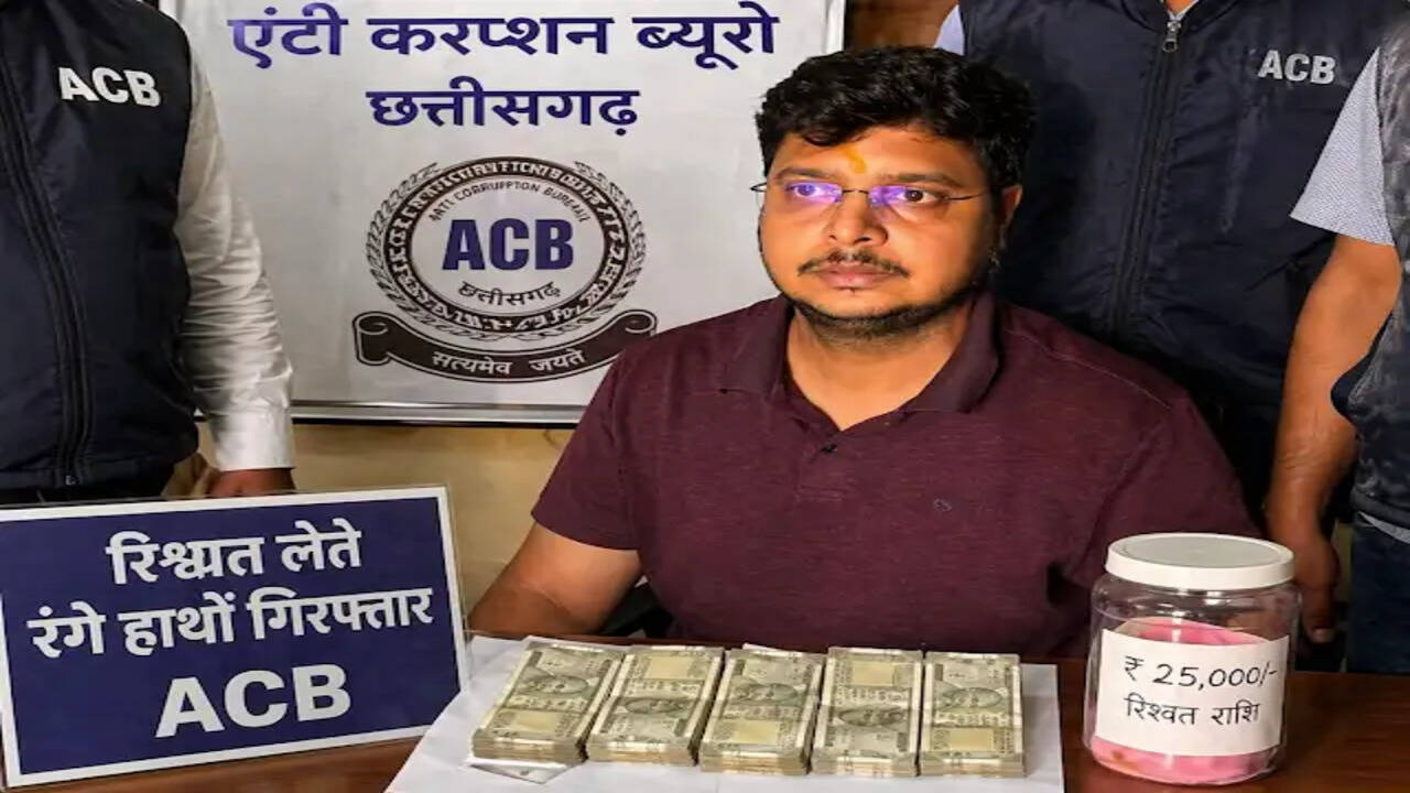 &nbsp;25 हजार की रिश्वत लेते पटवारी गिरफ्तार, जमीन से जुड़े मामले में मांग रहा था रिश्वत