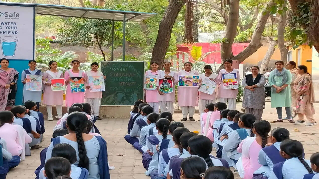 राष्ट्रीय प्रौद्योगिकी दिवस पर डीएलएसए गुरुग्राम ने लगाए जागरूकता शिविर