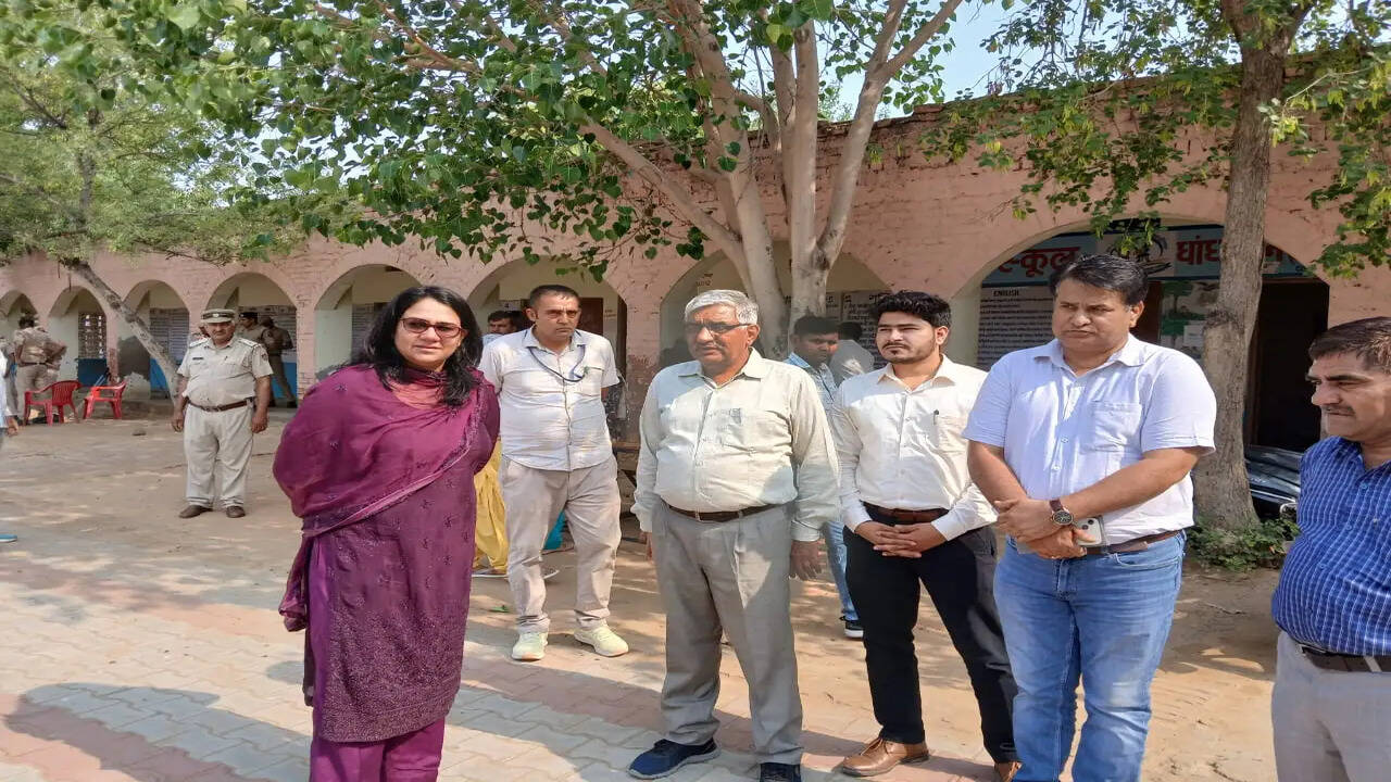 शांतिपूर्ण तरीके से संपन्न हुआ धांधलान गांव के सरपंच पद का उपचुनाव, रिटर्निंग अधिकारी रेणुका नांदल ने लिया मतदान केंद्र का जायजा