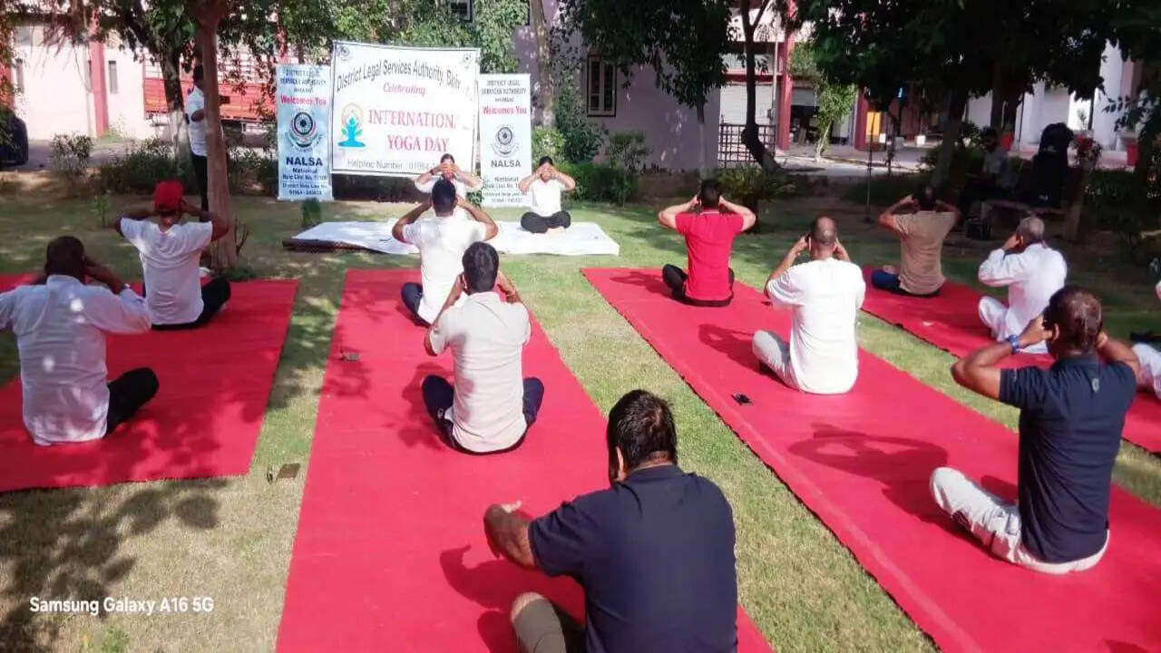 &nbsp;&nbsp;जिला न्यायालय परिसर में मनाया गया 12वां अंतर्राष्ट्रीय योग दिवस