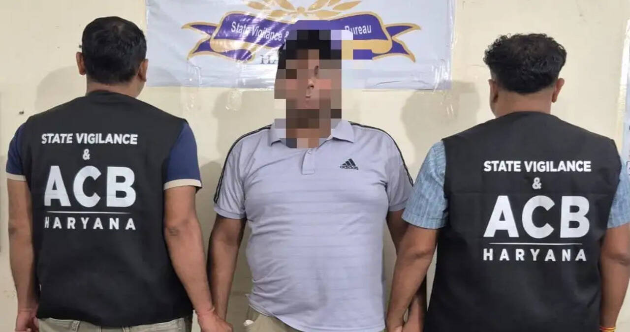 हरियाणा के करनाल में ASI&nbsp;10 हजार रुपये की रिश्वत लेते रंगे हाथ गिरफ्तार, कार्रवाई ना करने की एवज में मांगी थी 20 हजार की रिश्वत