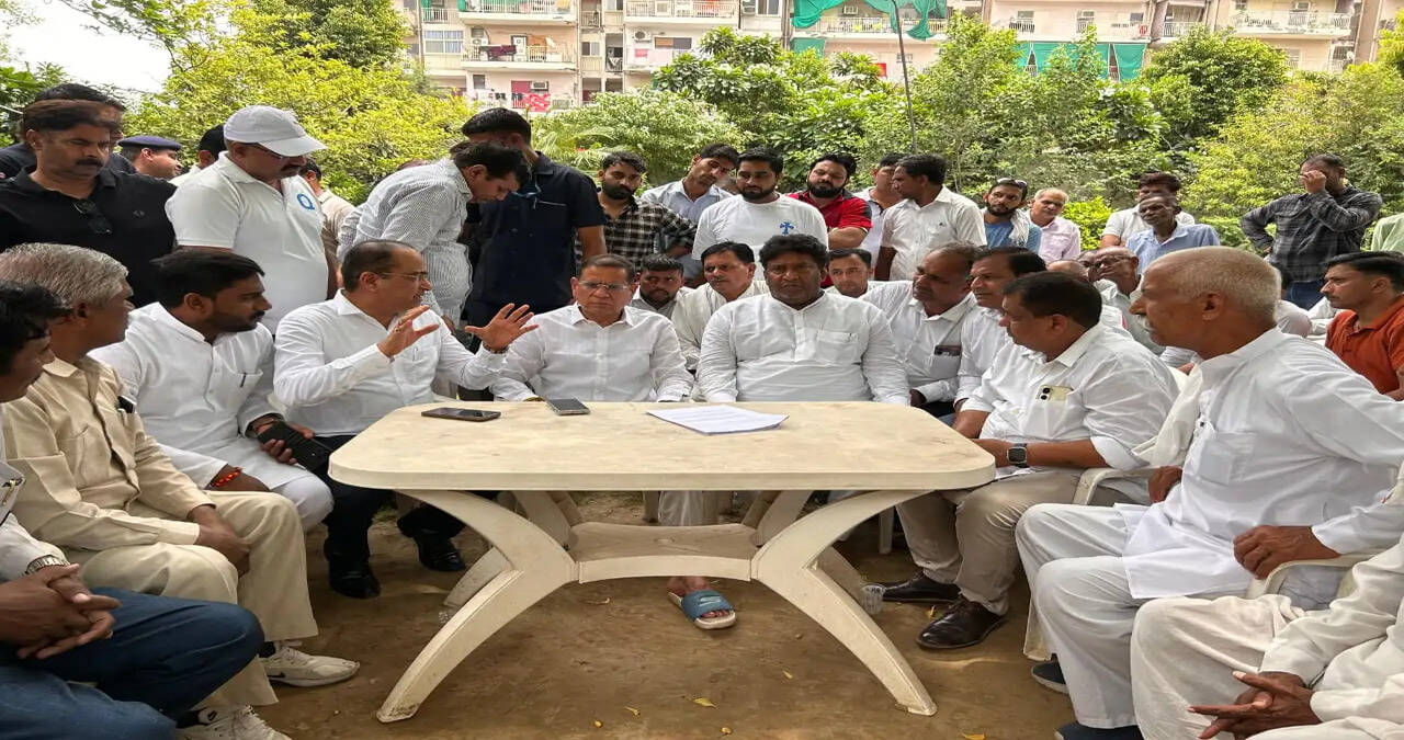 सोतई गांव में प्रस्तावित कूड़ा डंपिंग यार्ड को लेकर ग्रामीणों ने मंत्री राजेश नागर से की मुलाकात