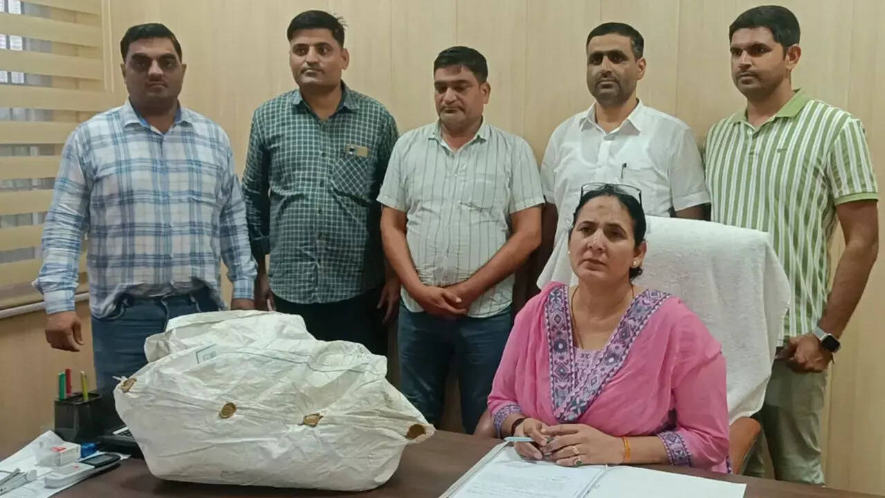 हरियाणा के सोनीपत में 30 लाख की रिश्वत लेते स्कूल क्लर्क गिरफ्तार, दिल्ली पुलिस के इंस्पेक्टर ने कहने पर ली थी रिश्वत