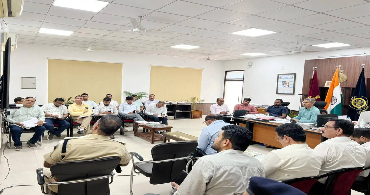 पोर्टल पर अपडेट करें शिकायतों की स्थिति, समाधान के बाद शिकायतकर्ता को भी दें जानकारी: उपायुक्त महेंद्र पाल