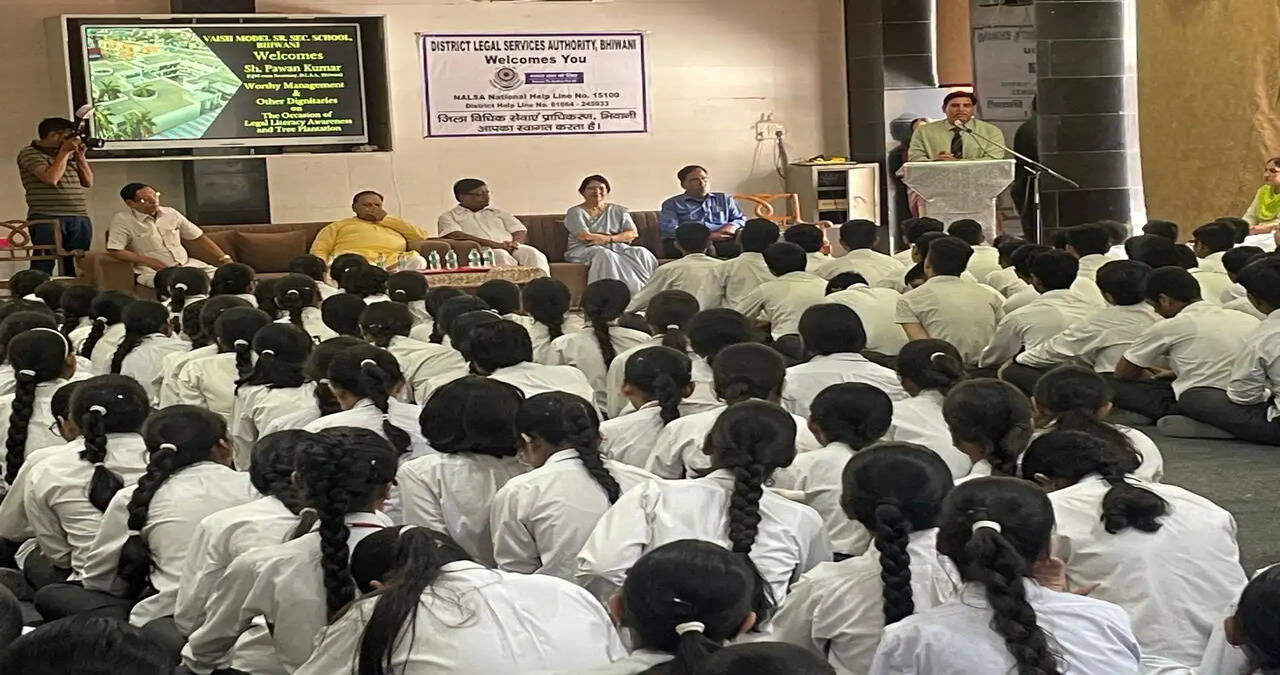 &nbsp;डीएलएसए ने पौधे वितरित कर दिया पर्यावरण संरक्षण का संदेश
