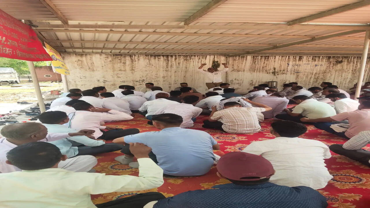 ग्रामीण जलघरों को पंचायतों के अधीन करने के विरोध में कर्मचारियों का रोष प्रदर्शन