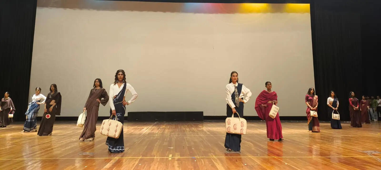 Haryana: हिसार में छाया सुपवा का फैशन शो, GJU के ऑडिटोरियम में छात्र-छात्राओं की प्रस्तुति पर लगातार बजती रही तालियांHaryana: हिसार में छाया सुपवा का फैशन शो, GJU के ऑडिटोरियम में छात्र-छात्राओं की प्रस्तुति पर लगातार बजती रही तालियां