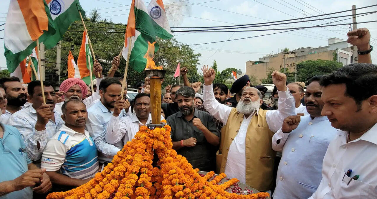 हरियाणा के ऊर्जा मंत्री श्री अनिल विज अंबाला में सेवा ज्योति यात्रा कार्यक्रम के दौरान वंदे मातरम का नारा लगाते हुए। (07.10.2026)&nbsp;