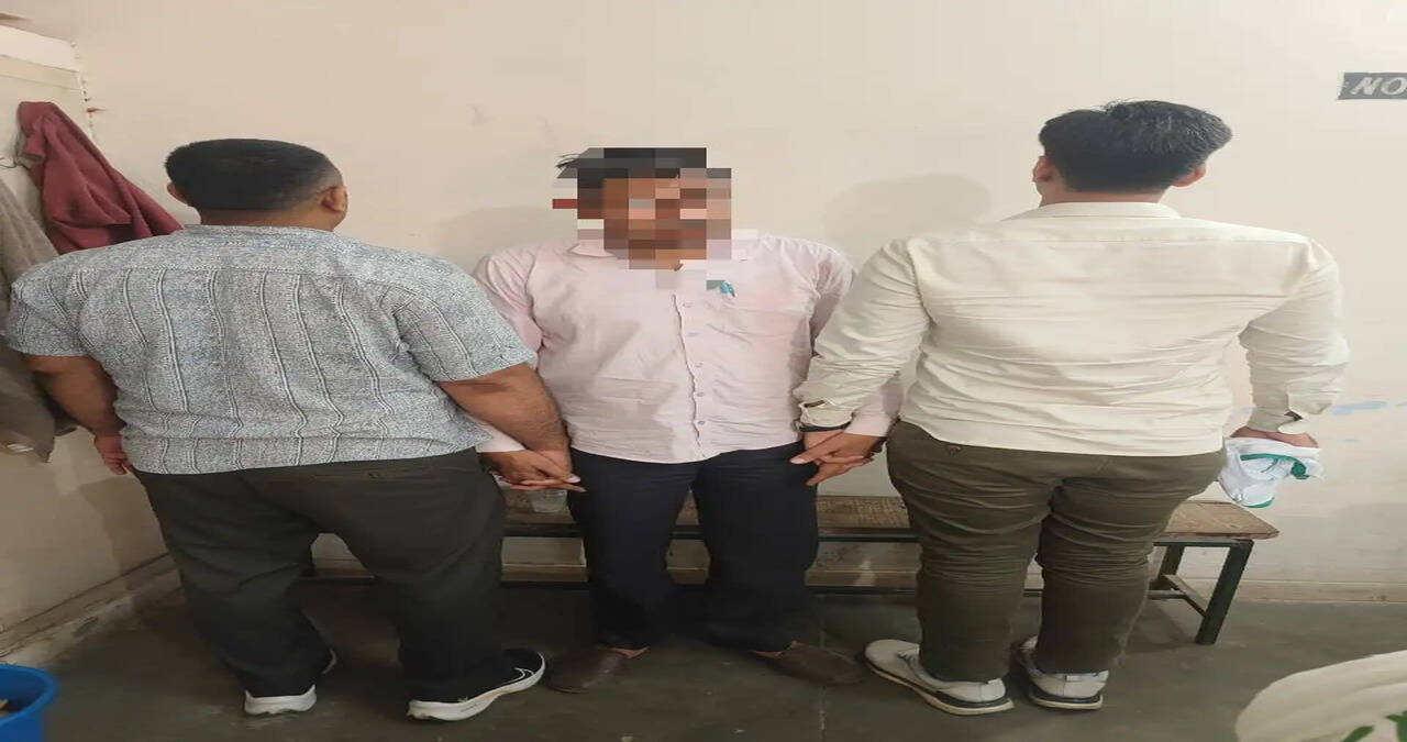 &nbsp;&nbsp;*रिश्वतखोरी पर राज्य सतर्कता एवं भ्रष्टाचार निरोधक ब्यूरो का बड़ा प्रहार: &nbsp;फतेहाबाद में 35 हजार रुपये की रिश्वत लेते रंगे हाथों गिरफ्तार हुआ सब-इंस्पेक्टर*